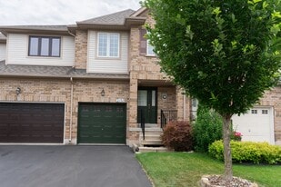 2151 Forest Gate Park in Oakville, ON - Building Photo