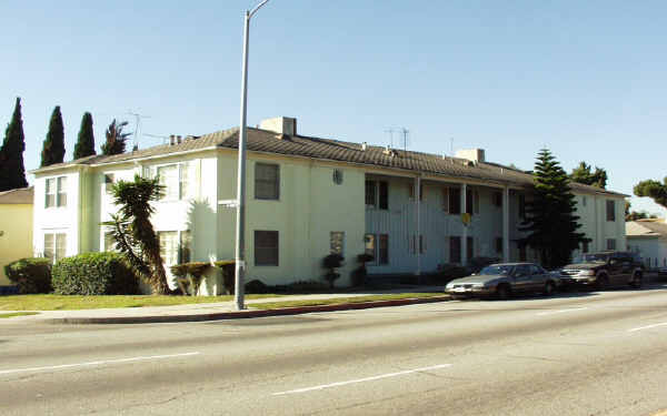 5404-5410 1/2 San Vicente Blvd in Los Angeles, CA - Foto de edificio