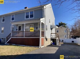 10 Pine St in Arlington, MA - Building Photo