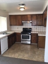 1003 Salem Dr in Hanford, CA - Building Photo - Building Photo