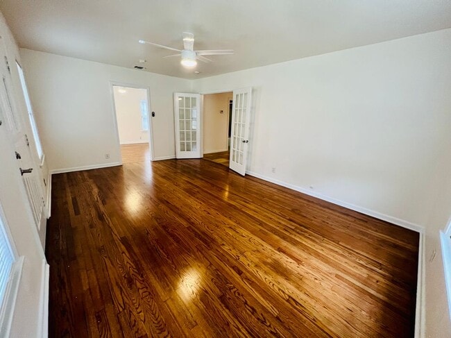 1554 W Lullwood Ave in San Antonio, TX - Building Photo - Building Photo