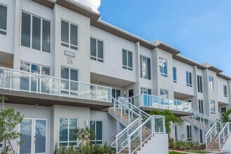 6310 NW 103rd Pl in Doral, FL - Foto de edificio - Building Photo