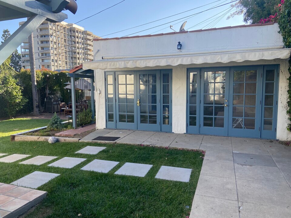 2305 Observatory Ave in Los Angeles, CA - Building Photo