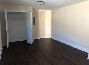 102 Berkshire Ln in Staten Island, NY - Foto de edificio - Building Photo