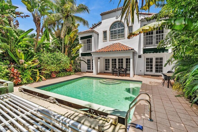 property at 2516 San Domingo St