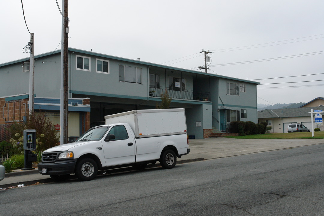 691 Santa Lucia Ave in San Bruno, CA - Foto de edificio