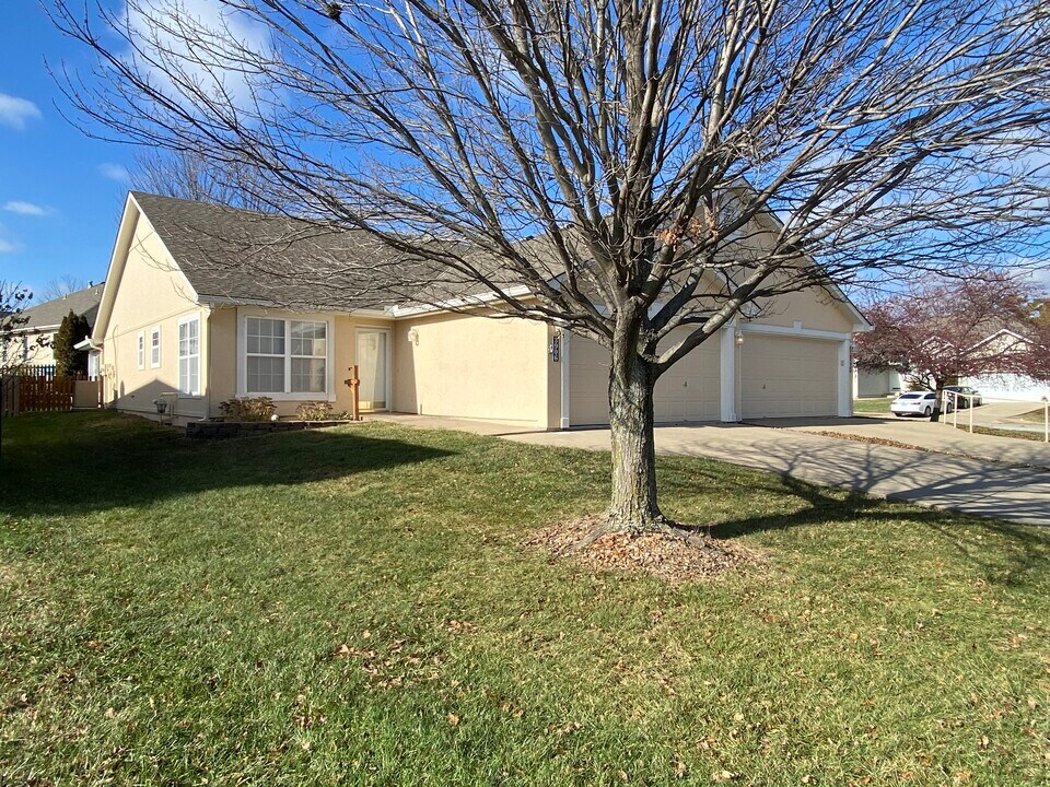 3906 SW Chartwell Ct in Lee's Summit, MO - Building Photo