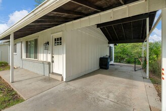 1128 Saratoga Dr in St. Charles, MO - Foto de edificio - Building Photo