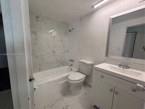 905 Brickell Bay Dr, Unit 1823 in Miami, FL - Building Photo - Building Photo