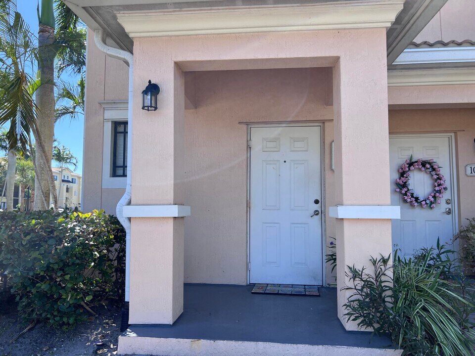 2808 Amalei Dr in Palm Beach Gardens, FL - Building Photo