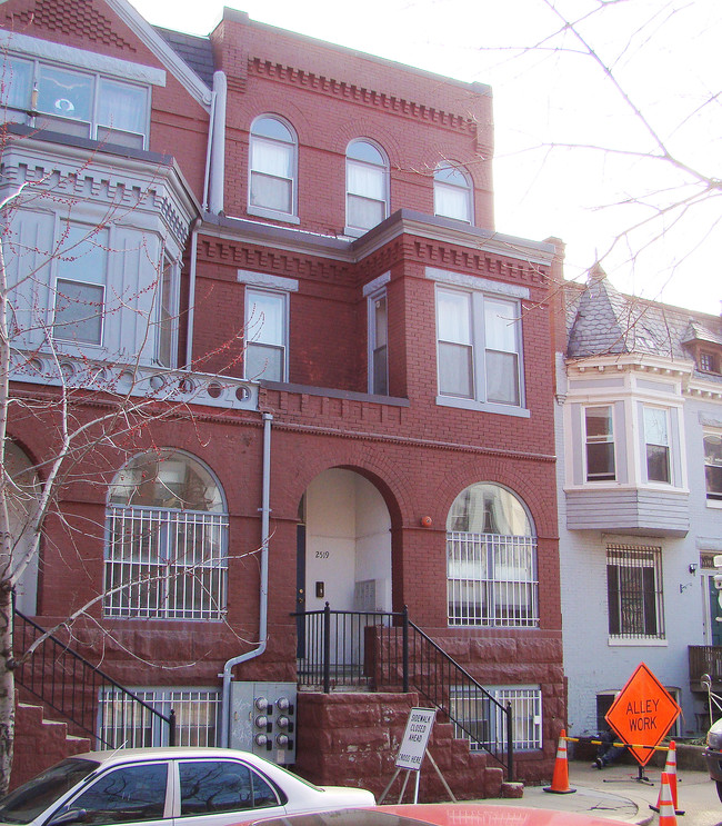 2519 University Pl NW in Washington, DC - Foto de edificio - Building Photo