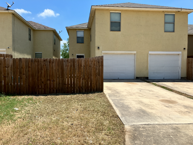 10519 Hunters Pond-Unit -10519 in San Antonio, TX - Building Photo - Building Photo