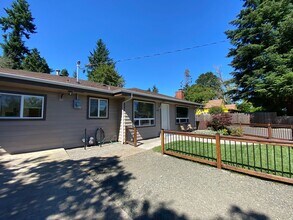 355 Irving Rd in Eugene, OR - Building Photo - Building Photo