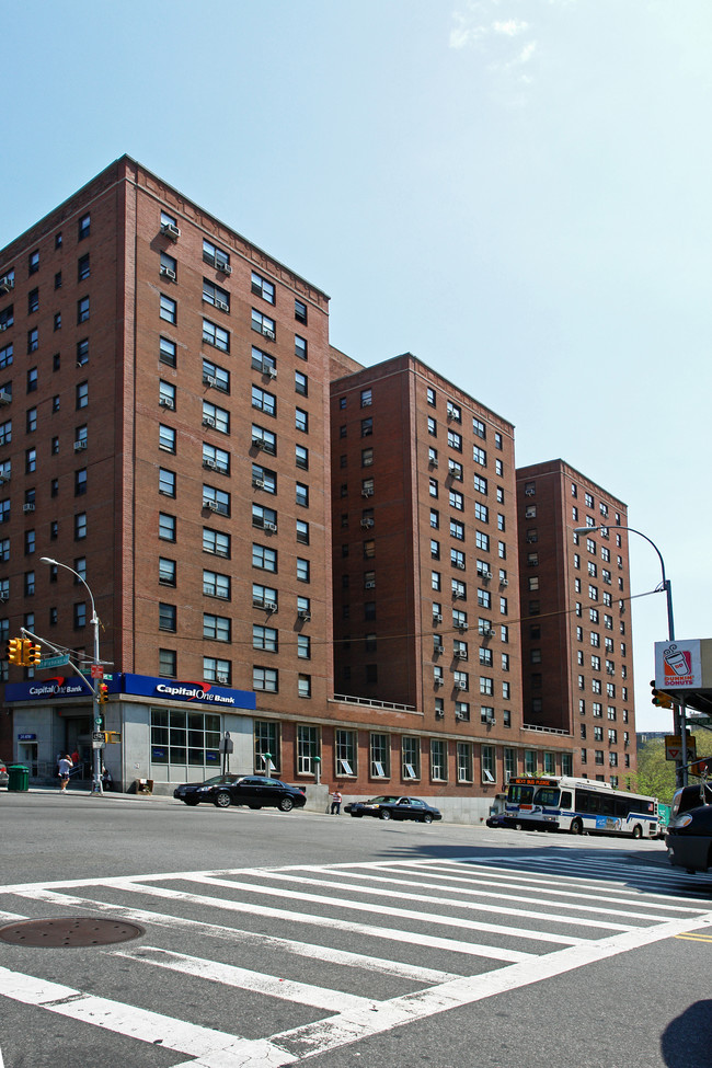 Hillview Towers in New York, NY - Building Photo - Building Photo