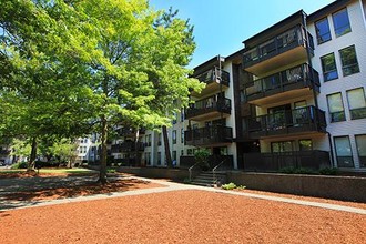 Village Green Apartments in Kent, WA - Building Photo - Building Photo