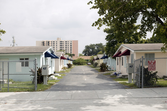 2349 NW 51st St in Miami, FL - Foto de edificio - Building Photo