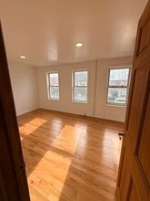 2068 33rd St, Unit 2 in Astoria, NY - Foto de edificio - Building Photo