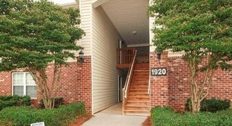 1920 Crest Hollow Dr, Unit 101 in Winston-Salem, NC - Building Photo