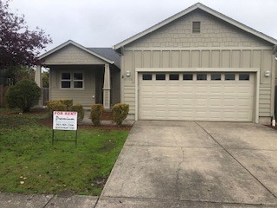 3845 NE Somerset Dr in Albany, OR - Building Photo