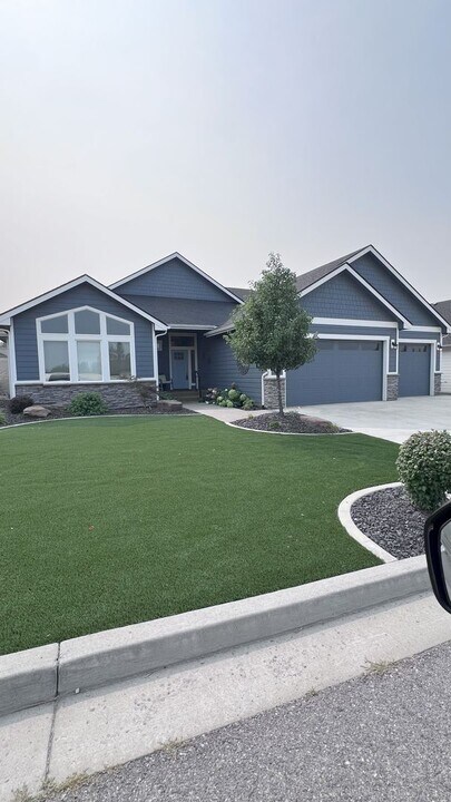 705 W Basalt Ridge Dr in Spokane, WA - Building Photo