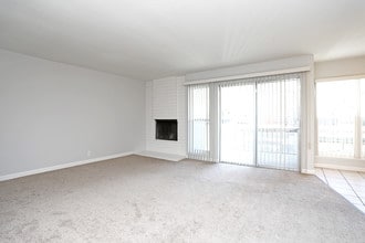 Redwood Plaza Apartments in Fremont, CA - Foto de edificio - Interior Photo