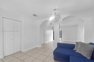 11630 SW 2nd St in Miami, FL - Foto de edificio - Building Photo