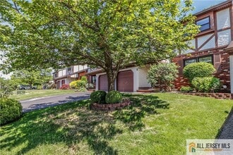 2 Chesterfield Way in Sayreville, NJ - Building Photo - Building Photo