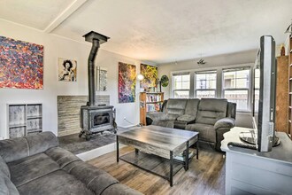 8311 NE Sacramento St in Portland, OR - Foto de edificio - Building Photo