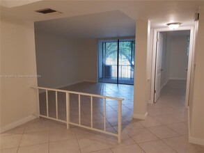 3730 Inverrary Dr, Unit LIKE NEW  CONDO in Lauderhill, FL - Building Photo - Building Photo