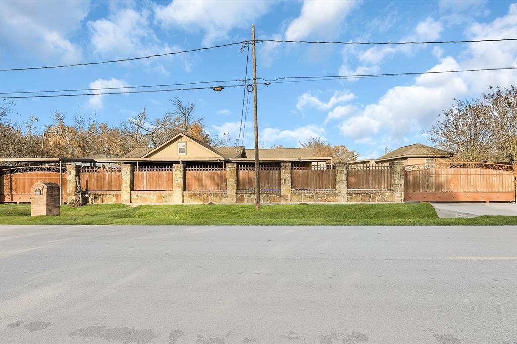 4401 Darwin Rd in Houston, TX - Building Photo
