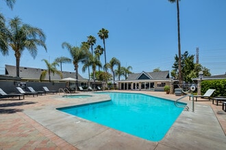 Lantern Bay Apartment Homes in Orange, CA - Foto de edificio - Building Photo