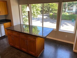 15930 NE 106th St in Redmond, WA - Building Photo - Building Photo