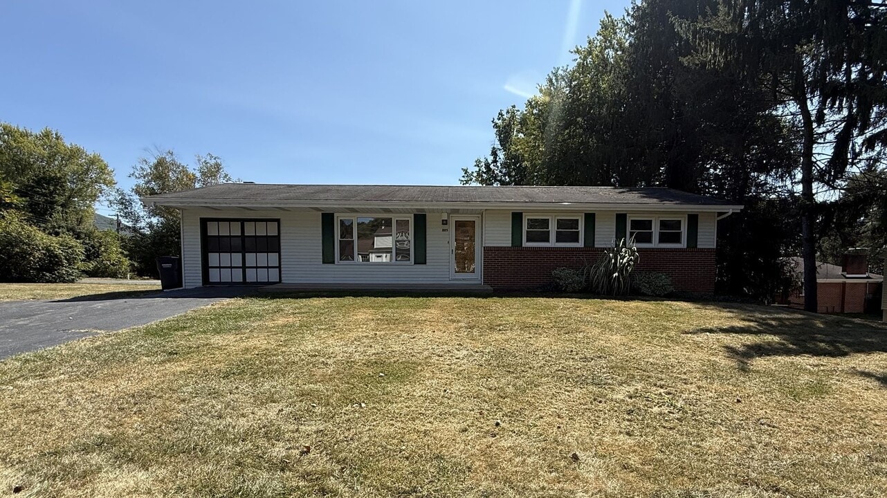 225 Bottorf Dr in State College, PA - Building Photo