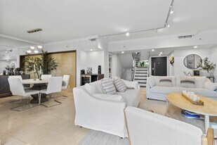 520 Brickell Key Dr in Miami, FL - Building Photo