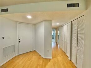 1516 Mainsail Dr-Unit -2 in Naples, FL - Foto de edificio - Building Photo