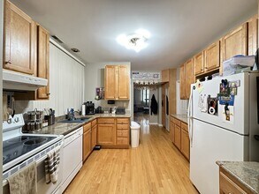 3650 W George St, Unit J08P in Chicago, IL - Foto de edificio - Building Photo