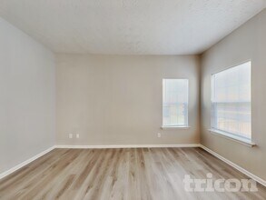 5005 Eagle Creek Dr, Unit 02-105 in Charlotte, NC - Foto de edificio - Building Photo