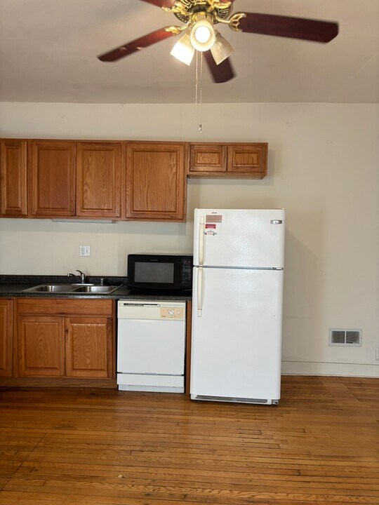 129 E Gorham St in Madison, WI - Building Photo