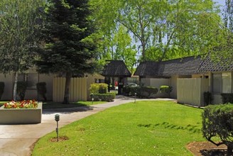 Inglewood Oaks Apartments in Stockton, CA - Building Photo - Building Photo