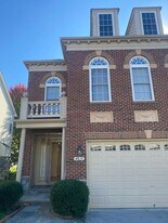 47639 Paulsen Square in Sterling, VA - Building Photo