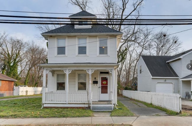 property at 1108 E Pembroke Ave