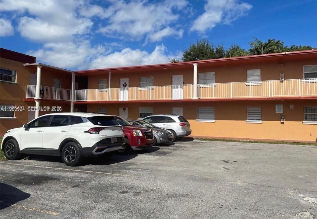 1245 W 24th St in Hialeah, FL - Building Photo