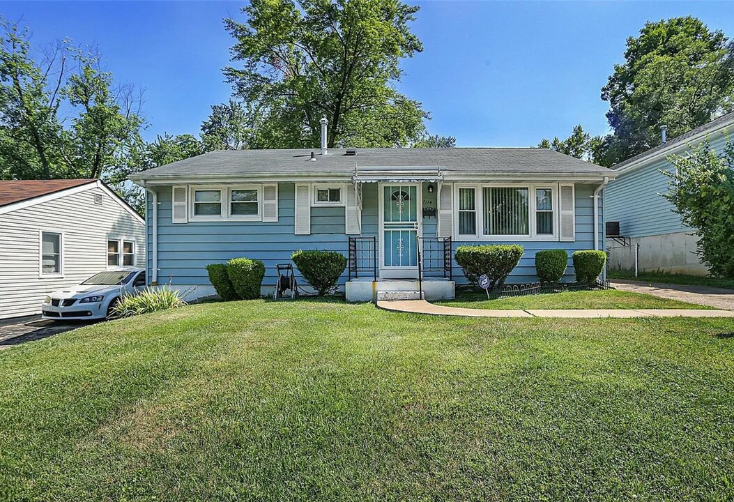 7114 Curtis Ave in St. Louis, MO - Building Photo
