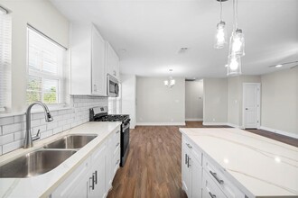 1309 Andrea Dr in Bay City, TX - Foto de edificio - Building Photo