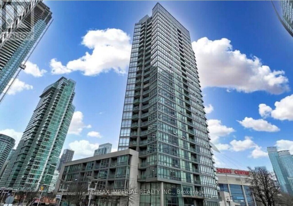 3 Navy Wharf Ct in Toronto, ON - Building Photo