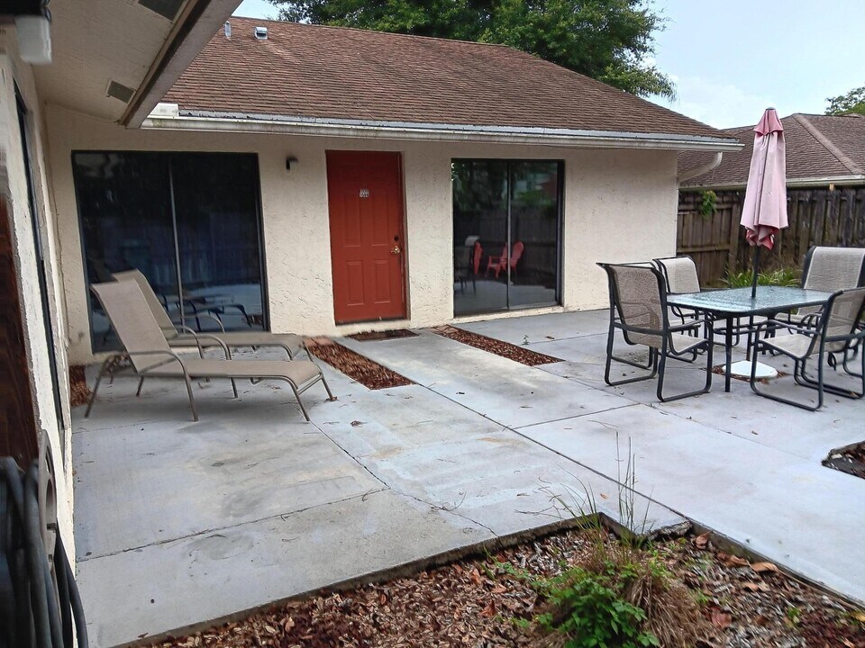1509 Hawthorne Pl in Wellington, FL - Building Photo