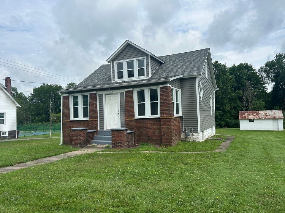 563 Barkeyville Rd in Grove City, PA - Building Photo