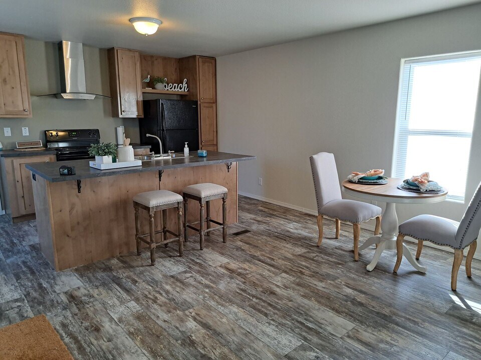 8711 Vince Rd NE in Moses Lake, WA - Building Photo