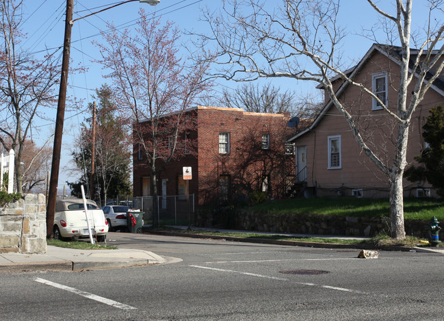 1322 45th Pl SE in Washington, DC - Foto de edificio - Building Photo