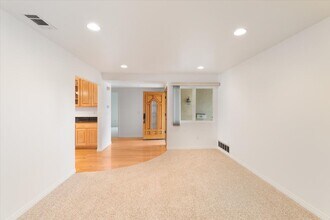 18635 Manhattan Pl in Torrance, CA - Building Photo - Building Photo